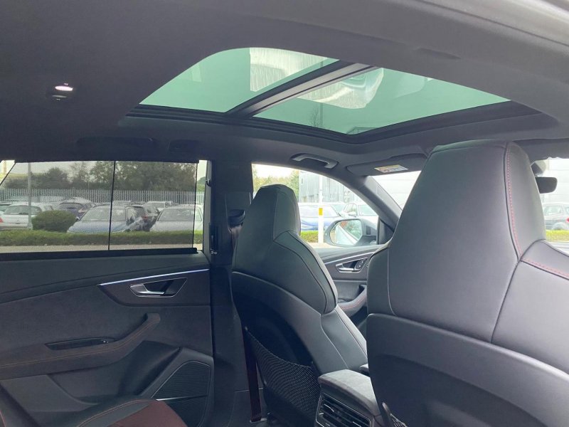 AUDI RSQ8