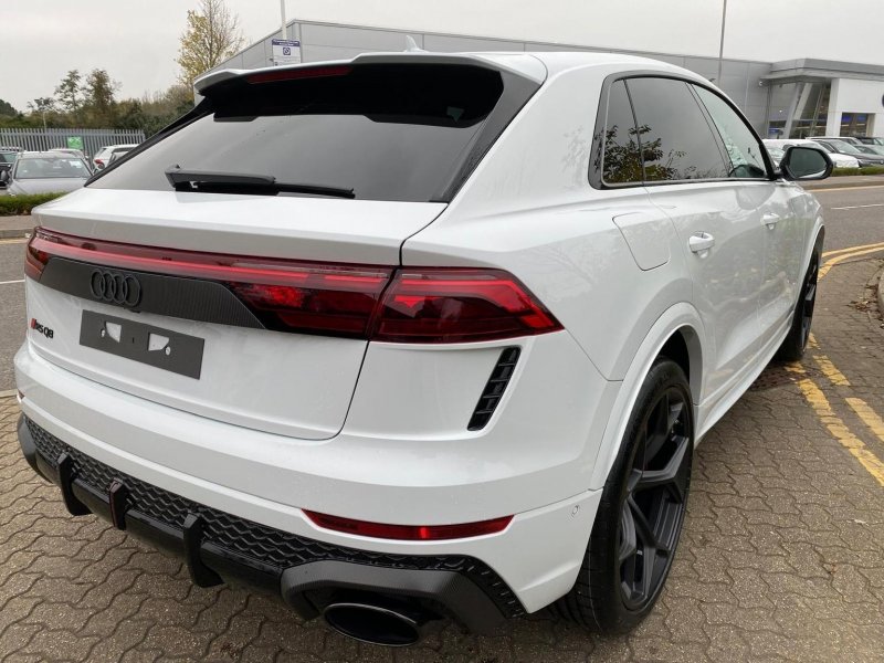 AUDI RSQ8