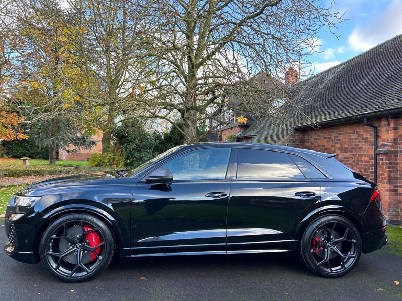 AUDI RSQ8