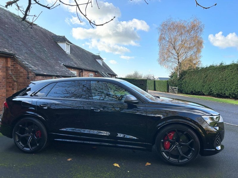 AUDI RSQ8