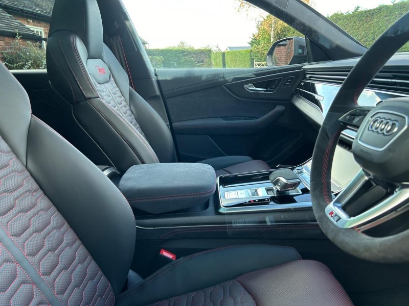AUDI RSQ8