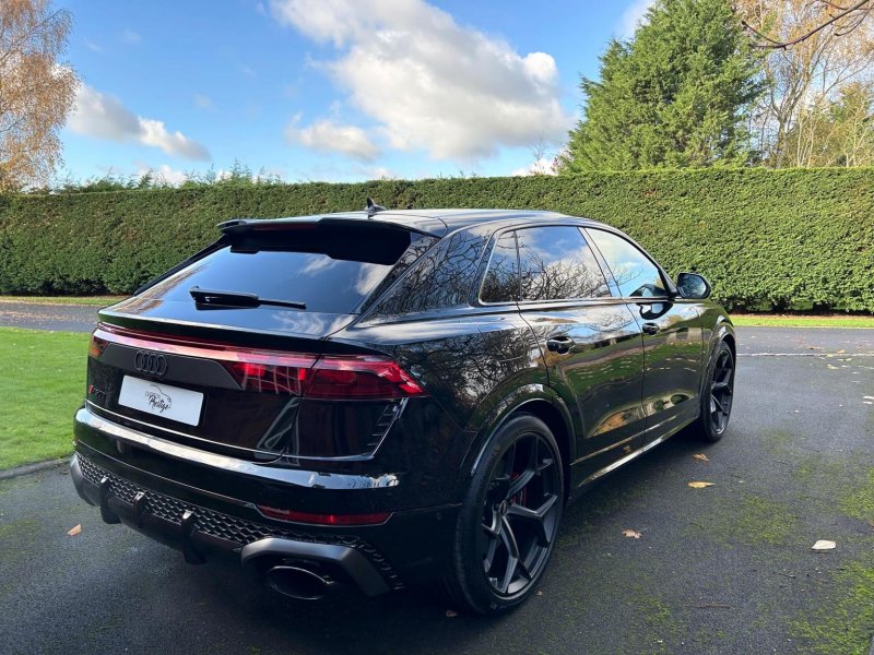 AUDI RSQ8